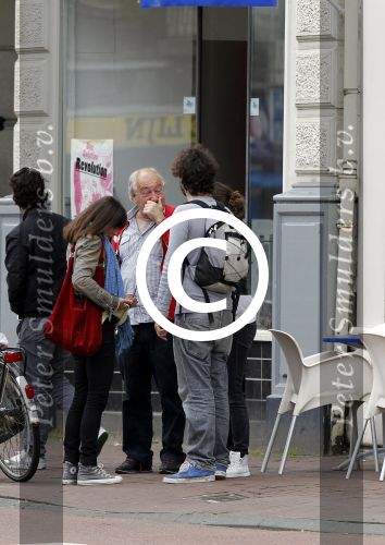 Amsterdam 30 juli 2011
Youp van t Hek en zijn vrouw Debby petter laten aan hun kinderen Sterre Anna en Julius hun nieuwe huis zien.
Peter Smulders bv