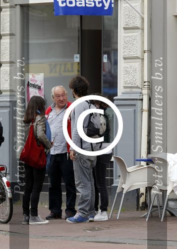 Amsterdam 30 juli 2011
Youp van t Hek en zijn vrouw Debby petter laten aan hun kinderen Sterre Anna en Julius hun nieuwe huis zien.
Peter Smulders bv