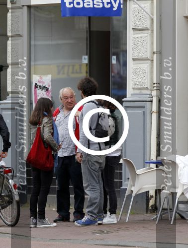 Amsterdam 30 juli 2011
Youp van t Hek en zijn vrouw Debby petter laten aan hun kinderen Sterre Anna en Julius hun nieuwe huis zien.
Peter Smulders bv