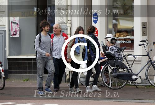 Amsterdam 30 juli 2011
Youp van t Hek en zijn vrouw Debby petter laten aan hun kinderen Sterre Anna en Julius hun nieuwe huis zien.
Peter Smulders bv