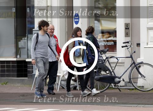 Amsterdam 30 juli 2011
Youp van t Hek en zijn vrouw Debby petter laten aan hun kinderen Sterre Anna en Julius hun nieuwe huis zien.
Peter Smulders bv