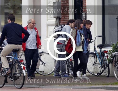Amsterdam 30 juli 2011
Youp van t Hek en zijn vrouw Debby petter laten aan hun kinderen Sterre Anna en Julius hun nieuwe huis zien.
Peter Smulders bv