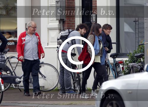 Amsterdam 30 juli 2011
Youp van t Hek en zijn vrouw Debby petter laten aan hun kinderen Sterre Anna en Julius hun nieuwe huis zien.
Peter Smulders bv