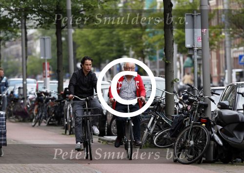Amsterdam 30 juli 2011
Youp van t Hek en zijn zoon Julius op de fiets.
Peter Smulders bv
