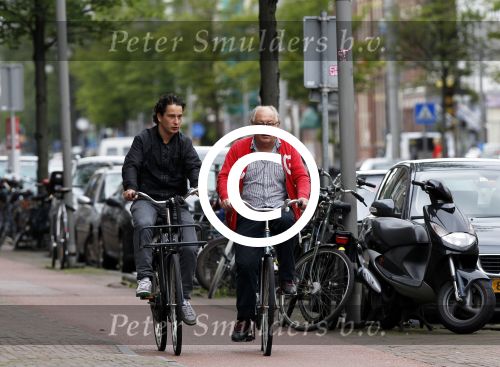 Amsterdam 30 juli 2011
Youp van t Hek en zijn zoon Julius op de fiets.
Peter Smulders bv