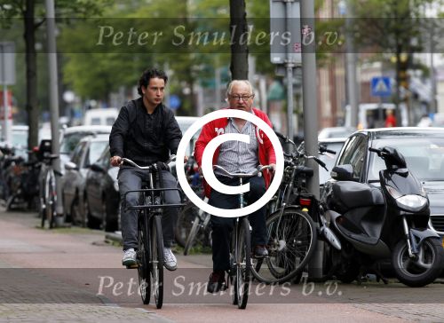Amsterdam 30 juli 2011
Youp van t Hek en zijn zoon Julius op de fiets.
Peter Smulders bv