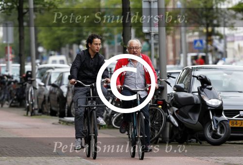 Amsterdam 30 juli 2011
Youp van t Hek en zijn zoon Julius op de fiets.
Peter Smulders bv