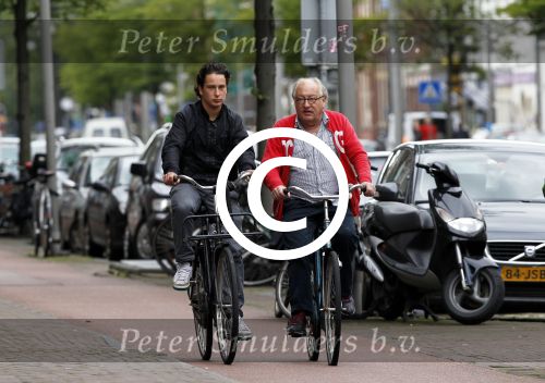 Amsterdam 30 juli 2011
Youp van t Hek en zijn zoon Julius op de fiets.
Peter Smulders bv