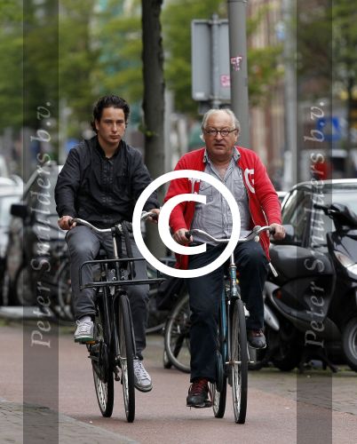 Amsterdam 30 juli 2011
Youp van t Hek en zijn zoon Julius op de fiets.
Peter Smulders bv