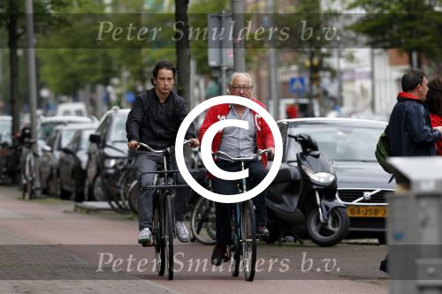 Amsterdam 30 juli 2011
Youp van t Hek en zijn zoon Julius op de fiets.
Peter Smulders bv