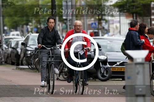 Amsterdam 30 juli 2011
Youp van t Hek en zijn zoon Julius op de fiets.
Peter Smulders bv