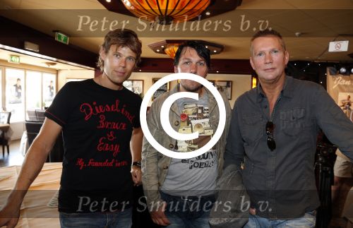 Volendam 9 augustus 2012
Uitreiking nieuwe cd en gouden cd aan Jan Smit door Nick Schilder.
Jaap Alice en Aloys Buijs zijn natuurlijk aanwezig. 3Js
Peter Smulders bv