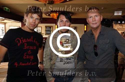 Volendam 9 augustus 2012
Uitreiking nieuwe cd en gouden cd aan Jan Smit door Nick Schilder.
Jaap Alice en Aloys Buijs zijn natuurlijk aanwezig. 3Js
Peter Smulders bv
