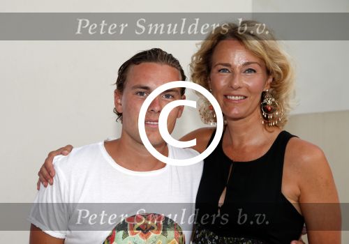 St Tropez 3 augustus 2012
Jan des Bouvrie viert zijn 70e verjaardag thuis bij hem in St Tropez. Aaltje v Zweden met zoon
Peter Smulders bv
