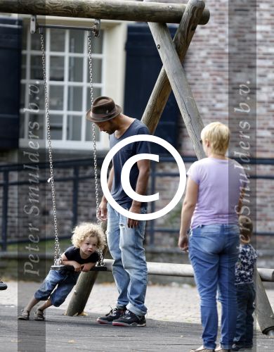 Amsterdam 9 augustus 2012
Alain Clark met zijn zoon Nilo in de speeltuin.
Peter Smulders bv