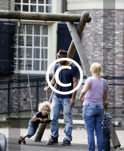 Amsterdam 9 augustus 2012
Alain Clark met zijn zoon Nilo in de speeltuin.
Peter Smulders bv