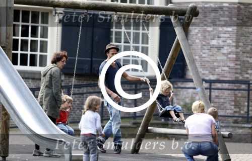 Amsterdam 9 augustus 2012
Alain Clark met zijn zoon Nilo in de speeltuin.
Peter Smulders bv