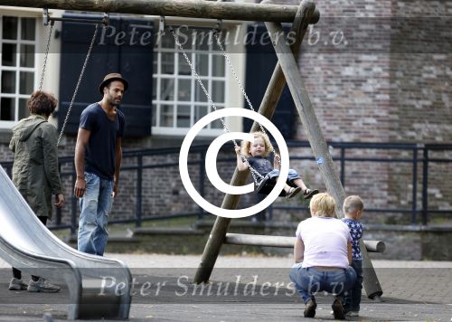Amsterdam 9 augustus 2012
Alain Clark met zijn zoon Nilo in de speeltuin.
Peter Smulders bv