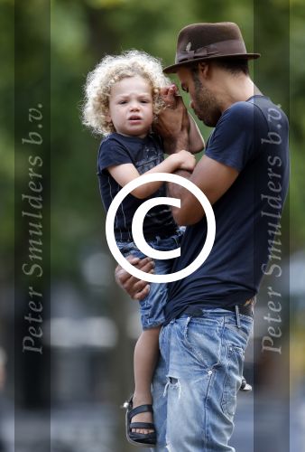 Amsterdam 9 augustus 2012
Alain Clark met zijn zoon Nilo in de speeltuin.
Peter Smulders bv
