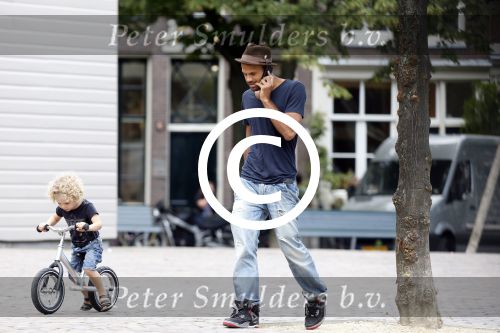 Amsterdam 9 augustus 2012
Alain Clark met zijn zoon Nilo in de speeltuin.
Peter Smulders bv