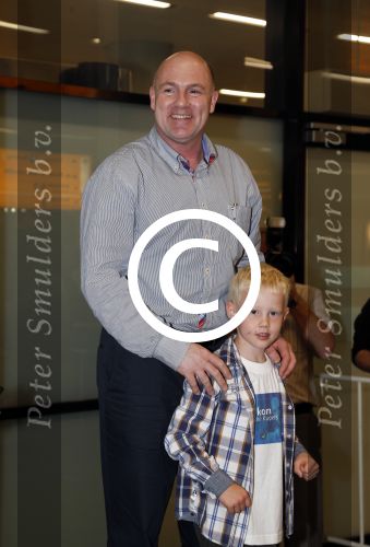 Schiphol 20 juli 2012
Andre Kuipers wordt op schiphol opgehaald door zijn vrouw en kinderen na zijn ruimtereis.
Peter Smulders bv
