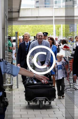 Schiphol 20 juli 2012
Andre Kuipers wordt op schiphol opgehaald door zijn vrouw en kinderen na zijn ruimtereis.
Peter Smulders bv