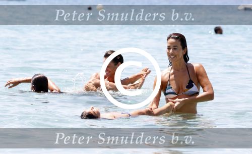ibiza 31 juli 2012
Rick en Annemarie Engelkes op het strand en in de zee met hun dochters .
Peter Smulders bv