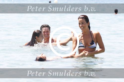 ibiza 31 juli 2012
Rick en Annemarie Engelkes op het strand en in de zee met hun dochters .
Peter Smulders bv
