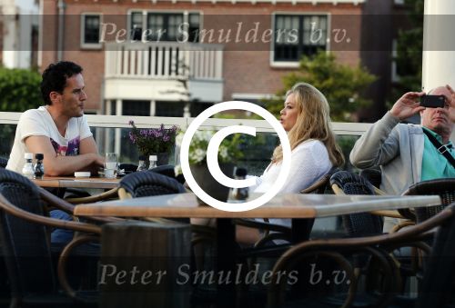 Ouderkerk aan de amstel 9 augustus 2012
Antje Monteiro met vriend/kennis bij restaurant poaardenburg op terras.
Peter Smulders bv