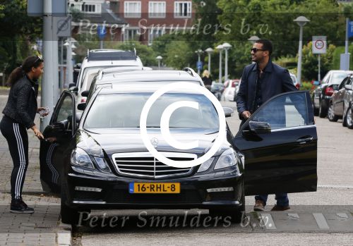 Amsterdam 22 juni 2012
Badr Hari en Joelle Gullit vertrekken bij het huis van Estelle.
Peter Smulders bv