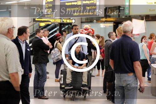 Schiphol 28 juni 2012
Badr Hari Estelle Cruijff Joelle en Maxim Gullit arriveren op schiphol na vakantie op Sardinie.
Peter Smulders bv