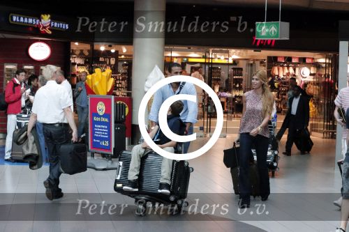 Schiphol 28 juni 2012
Badr Hari Estelle Cruijff Joelle en Maxim Gullit arriveren op schiphol na vakantie op Sardinie.
Peter Smulders bv