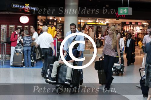 Schiphol 28 juni 2012
Badr Hari Estelle Cruijff Joelle en Maxim Gullit arriveren op schiphol na vakantie op Sardinie.
Peter Smulders bv