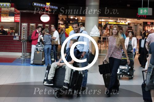 Schiphol 28 juni 2012
Badr Hari Estelle Cruijff Joelle en Maxim Gullit arriveren op schiphol na vakantie op Sardinie.
Peter Smulders bv