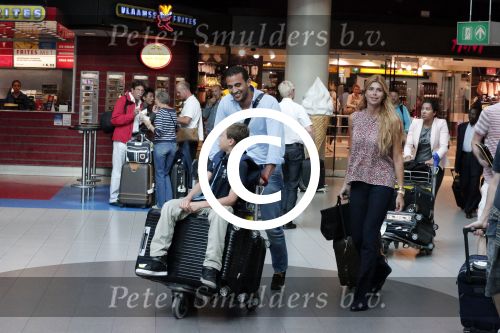 Schiphol 28 juni 2012
Badr Hari Estelle Cruijff Joelle en Maxim Gullit arriveren op schiphol na vakantie op Sardinie.
Peter Smulders bv