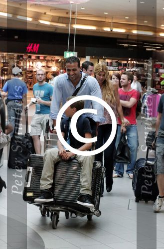 Schiphol 28 juni 2012
Badr Hari Estelle Cruijff Joelle en Maxim Gullit arriveren op schiphol na vakantie op Sardinie.
Peter Smulders bv
