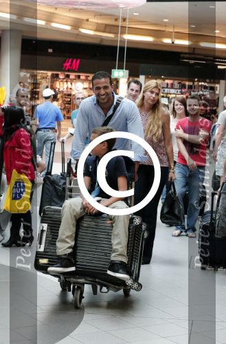 Schiphol 28 juni 2012
Badr Hari Estelle Cruijff Joelle en Maxim Gullit arriveren op schiphol na vakantie op Sardinie.
Peter Smulders bv