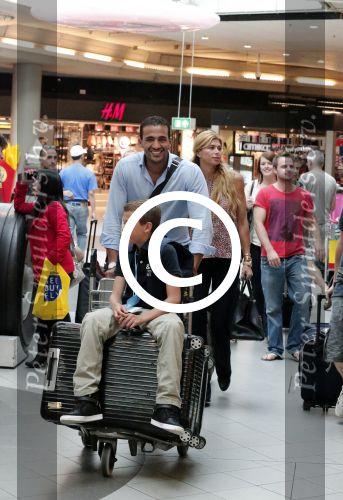 Schiphol 28 juni 2012
Badr Hari Estelle Cruijff Joelle en Maxim Gullit arriveren op schiphol na vakantie op Sardinie.
Peter Smulders bv
