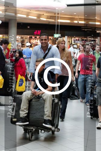Schiphol 28 juni 2012
Badr Hari Estelle Cruijff Joelle en Maxim Gullit arriveren op schiphol na vakantie op Sardinie.
Peter Smulders bv