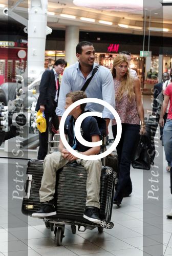 Schiphol 28 juni 2012
Badr Hari Estelle Cruijff Joelle en Maxim Gullit arriveren op schiphol na vakantie op Sardinie.
Peter Smulders bv