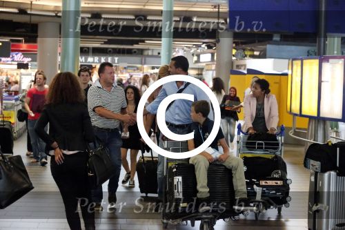 Schiphol 28 juni 2012
Badr Hari Estelle Cruijff Joelle en Maxim Gullit arriveren op schiphol na vakantie op Sardinie.
Peter Smulders bv
