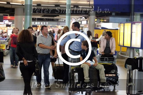 Schiphol 28 juni 2012
Badr Hari Estelle Cruijff Joelle en Maxim Gullit arriveren op schiphol na vakantie op Sardinie.
Peter Smulders bv