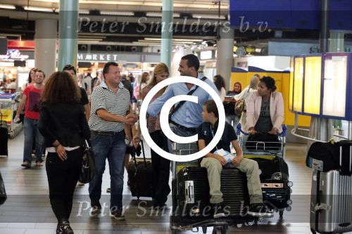 Schiphol 28 juni 2012
Badr Hari Estelle Cruijff Joelle en Maxim Gullit arriveren op schiphol na vakantie op Sardinie.
Peter Smulders bv
