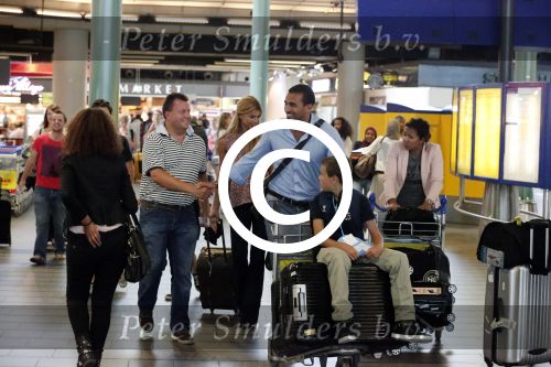 Schiphol 28 juni 2012
Badr Hari Estelle Cruijff Joelle en Maxim Gullit arriveren op schiphol na vakantie op Sardinie.
Peter Smulders bv