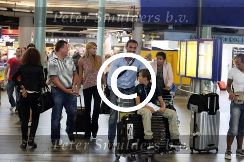 Schiphol 28 juni 2012
Badr Hari Estelle Cruijff Joelle en Maxim Gullit arriveren op schiphol na vakantie op Sardinie.
Peter Smulders bv