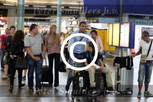 Schiphol 28 juni 2012
Badr Hari Estelle Cruijff Joelle en Maxim Gullit arriveren op schiphol na vakantie op Sardinie.
Peter Smulders bv