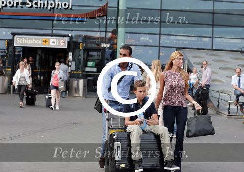 Schiphol 28 juni 2012
Badr Hari Estelle Cruijff Joelle en Maxim Gullit arriveren op schiphol na vakantie op Sardinie.
Peter Smulders bv