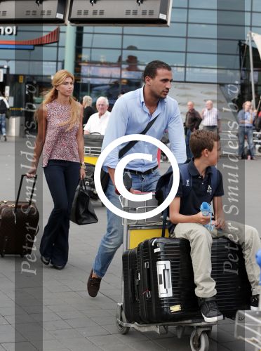 Schiphol 28 juni 2012
Badr Hari Estelle Cruijff Joelle en Maxim Gullit arriveren op schiphol na vakantie op Sardinie.
Peter Smulders bv