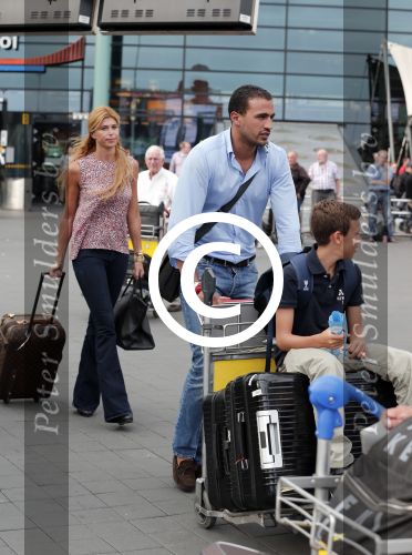 Schiphol 28 juni 2012
Badr Hari Estelle Cruijff Joelle en Maxim Gullit arriveren op schiphol na vakantie op Sardinie.
Peter Smulders bv