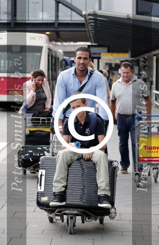 Schiphol 28 juni 2012
Badr Hari Estelle Cruijff Joelle en Maxim Gullit arriveren op schiphol na vakantie op Sardinie.
Peter Smulders bv